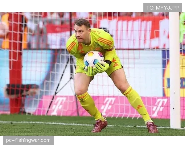 特写:诺伊尔第500场德甲出场,赛前获赠纪念门将手套 特写:诺伊尔第500场德甲出场,赛前获赠纪念门将手套