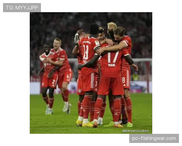 场边视角:镜头捕捉到弗赖堡主帅施特赖希因抗议判罚被出示黄牌 场边视角:镜头捕捉到弗赖堡主帅施特赖希因抗议判罚被出示黄牌